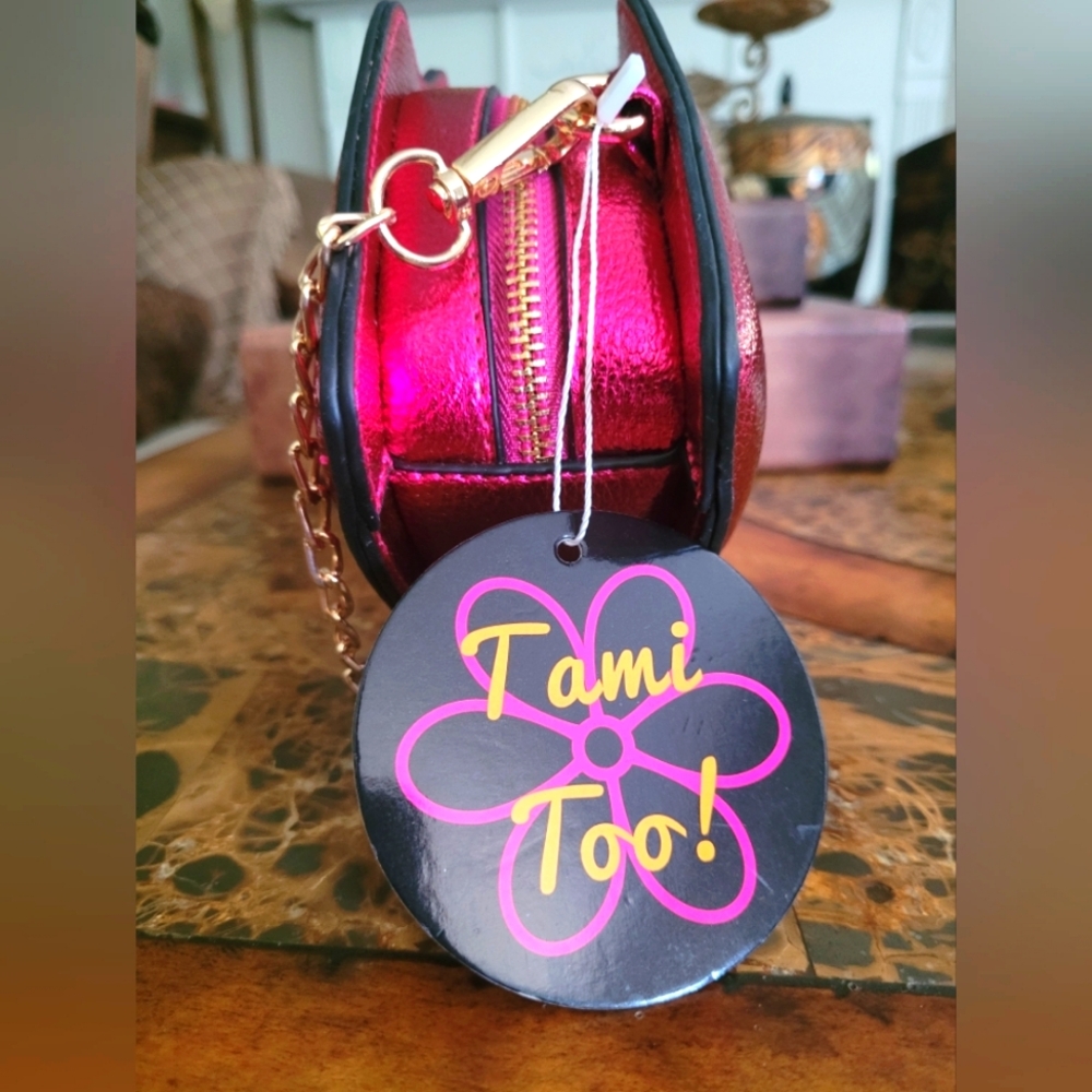 Gold and Pink Lip Crossbody Bag with Chain Strap - Picture 4 of 6